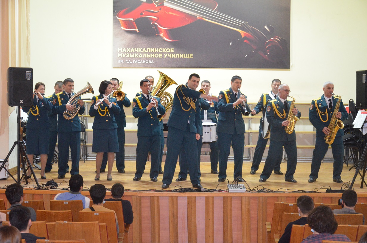 Праздничный концерт военного оркестра